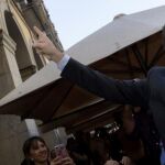 El presidente cesado de la Generalitat de Cataluña, Carles Puigdemont, a su salida de un restaurante de Gerona el pasado sábado. EFE/Marta Pérez