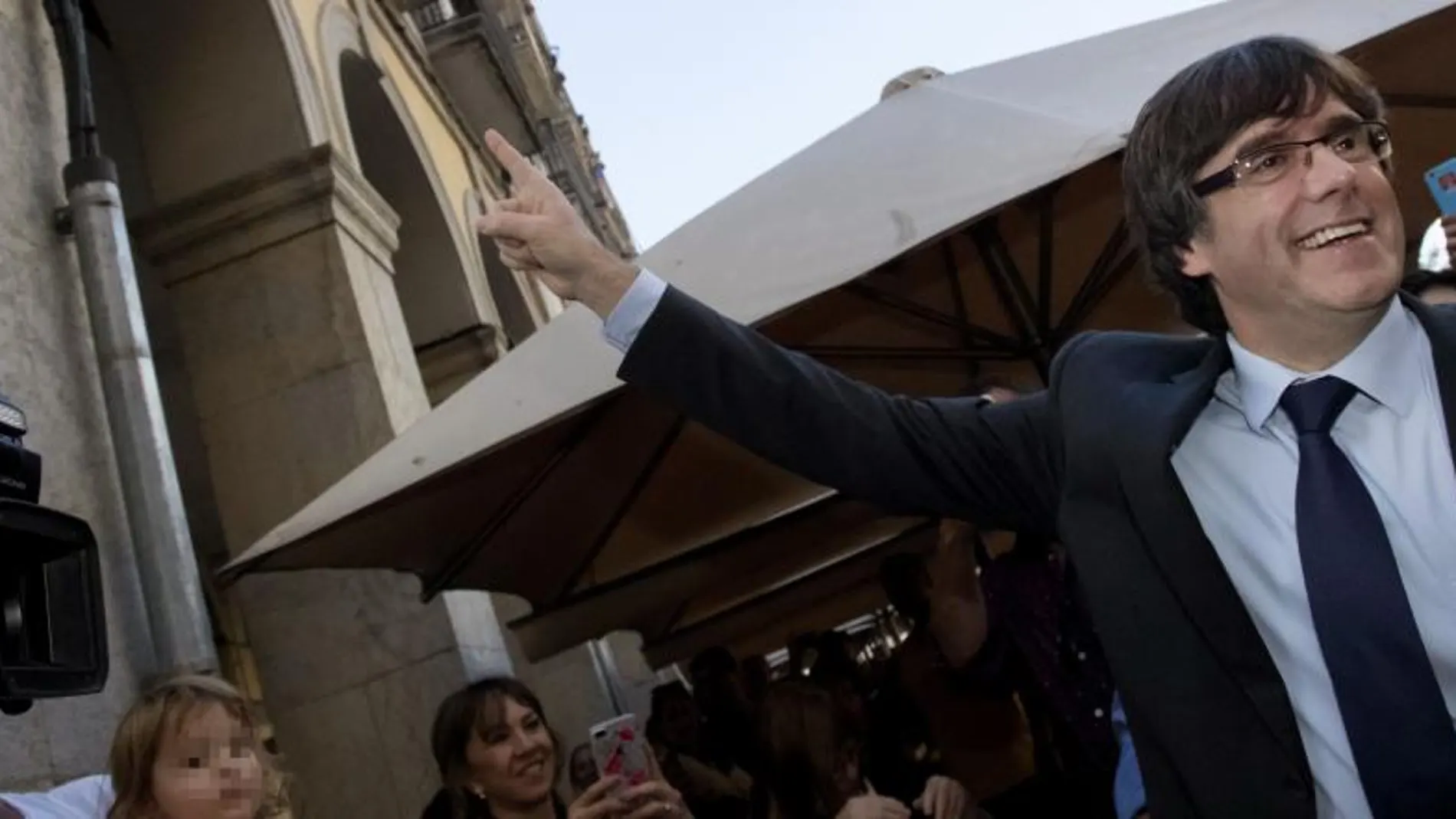 El presidente cesado de la Generalitat de Cataluña, Carles Puigdemont, a su salida de un restaurante de Gerona el pasado sábado. EFE/Marta Pérez