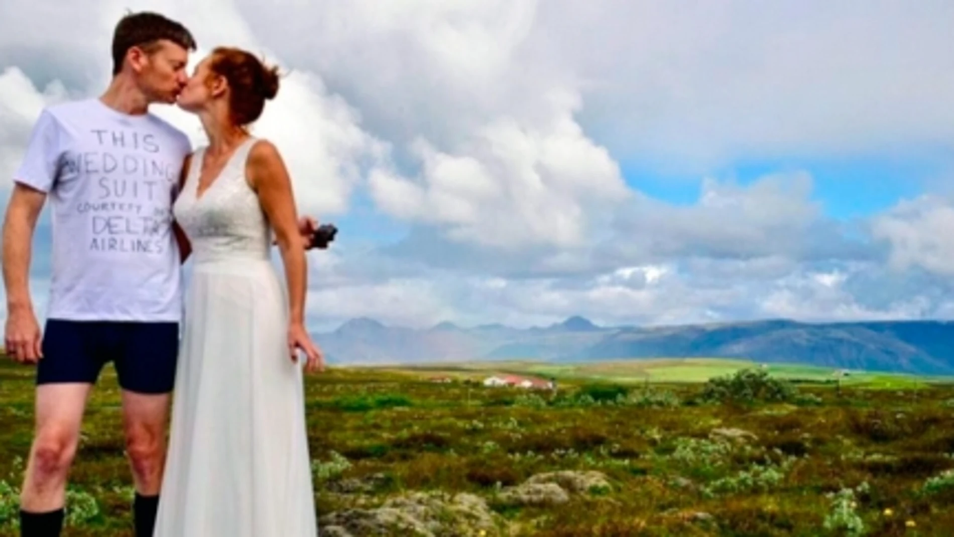 Se casa en calzoncillos después de que una compañía aérea perdiera su traje de boda