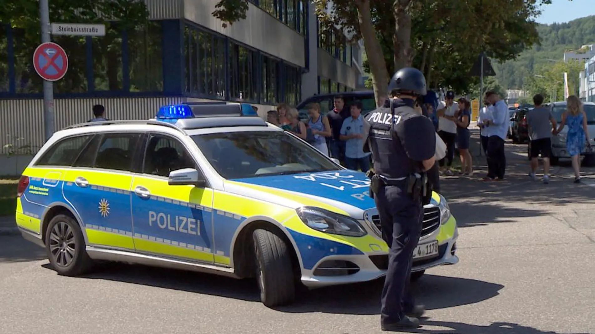 Un policía cerca de la escuela en Esslingen