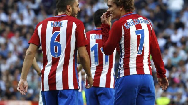 El delantero francés del Atlético de Madrid Antoine Griezmann celebra su gol marcado ante el Real Madrid con su compañero Koke Resurrección