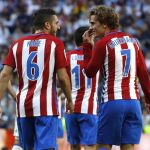 El delantero francés del Atlético de Madrid Antoine Griezmann celebra su gol marcado ante el Real Madrid con su compañero Koke Resurrección