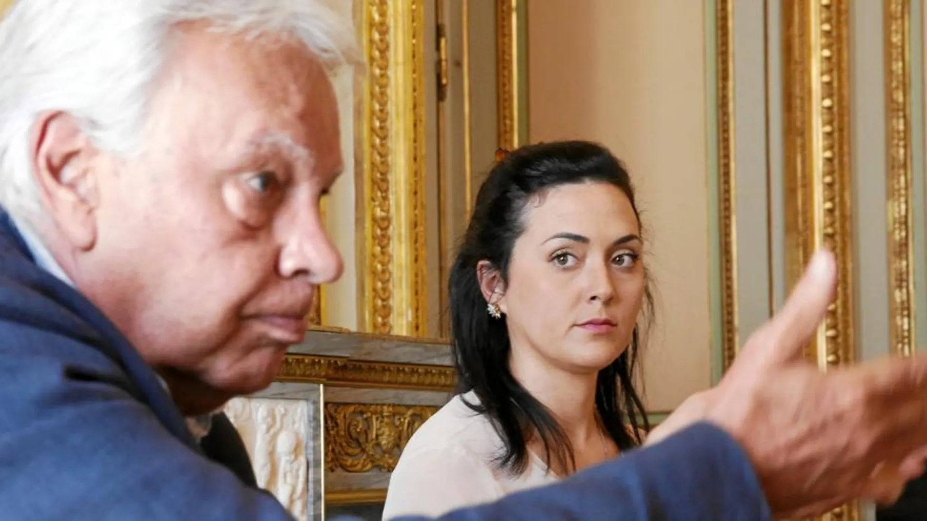 Felipe González, ayer, en Casa de América junto a Rosaura Valentini, esposa del preso político Yon Goicoechea