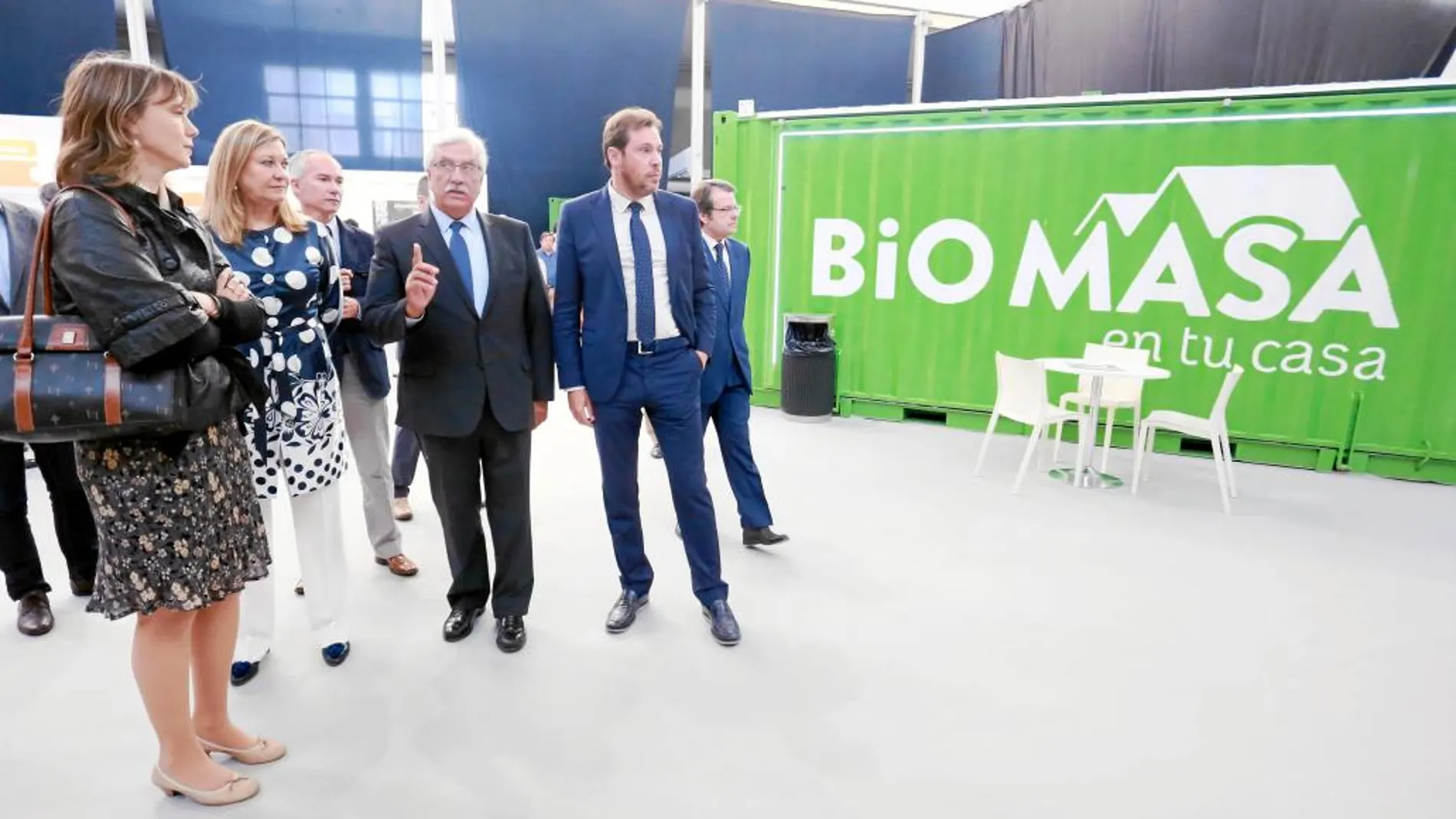 Pilar del Olmo asiste a la inauguración de Expobiomasa junto a Javier Díez, Óscar Puente y Ángela de Miguel