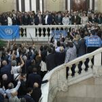 Alcaldes y diputados independentistas en las escalinatas del Parlament /Efe