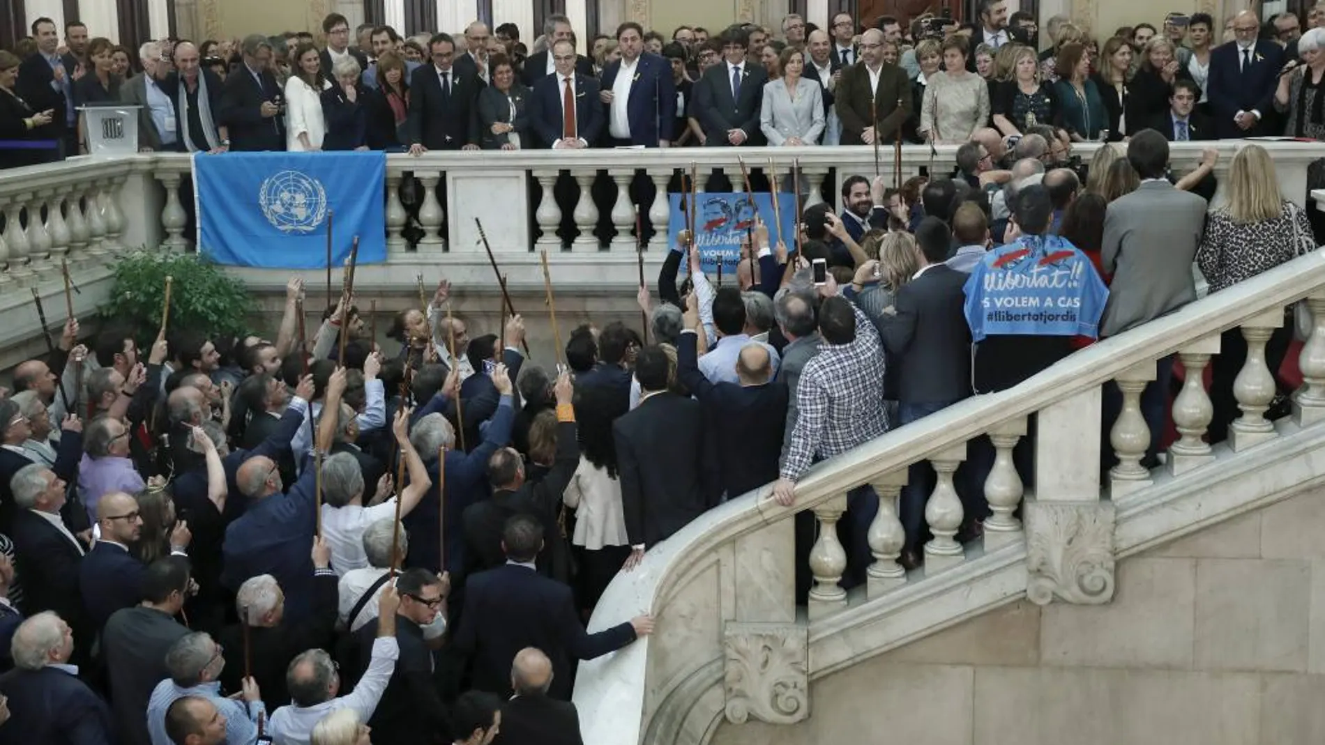 Alcaldes y diputados independentistas en las escalinatas del Parlament /Efe