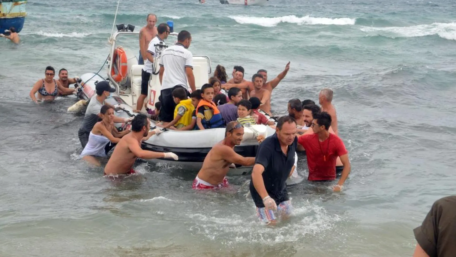 La Guardia Costera italiana y bañistas ayudan durante el rescate de los 160 inmigrantes