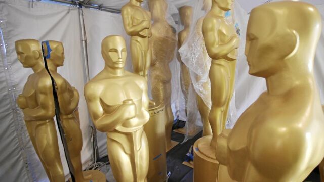 Las siluetas de los Oscars que adornarán la alfombra roja preparadas para la 89º edición de los premios de la Academia de Hollywood, en Los Ángeles (California)