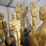 Las siluetas de los Oscars que adornarán la alfombra roja preparadas para la 89º edición de los premios de la Academia de Hollywood, en Los Ángeles (California)