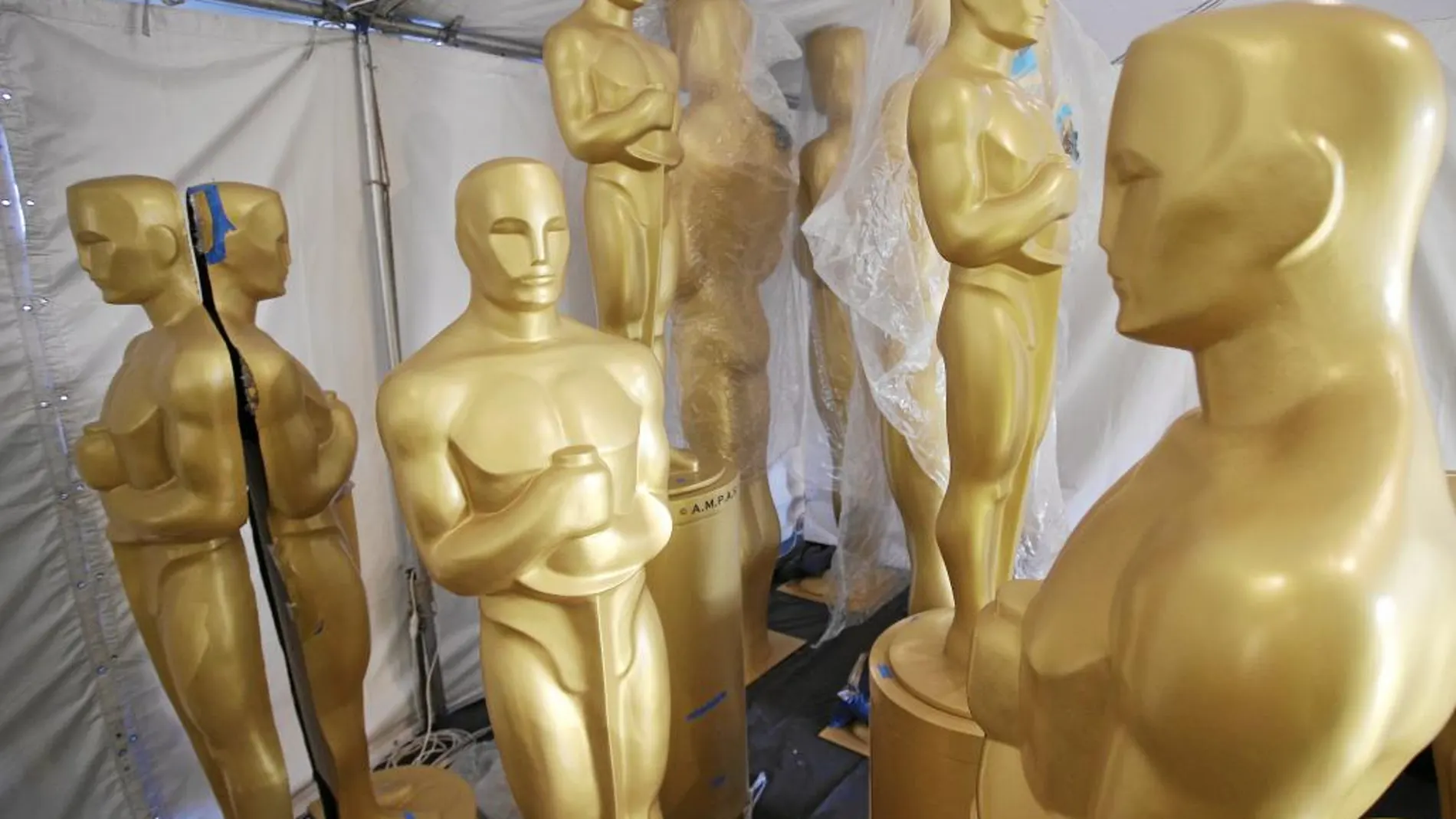 Las siluetas de los Oscars que adornarán la alfombra roja preparadas para la 89º edición de los premios de la Academia de Hollywood, en Los Ángeles (California)