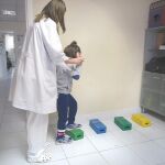 Médicos, psicólogos, fisioterapeutas, logopedas, terapeutas y maestros atienden a los 168 niños que acuden al centro