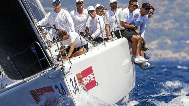 El Rey, patroneando el «Aifos» en la bahía de Palma en la primera jornada de regatas