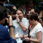 Pablo Iglesias limpiándose la cara tras ser golpeado por un huevo en la protesta de los taxistas