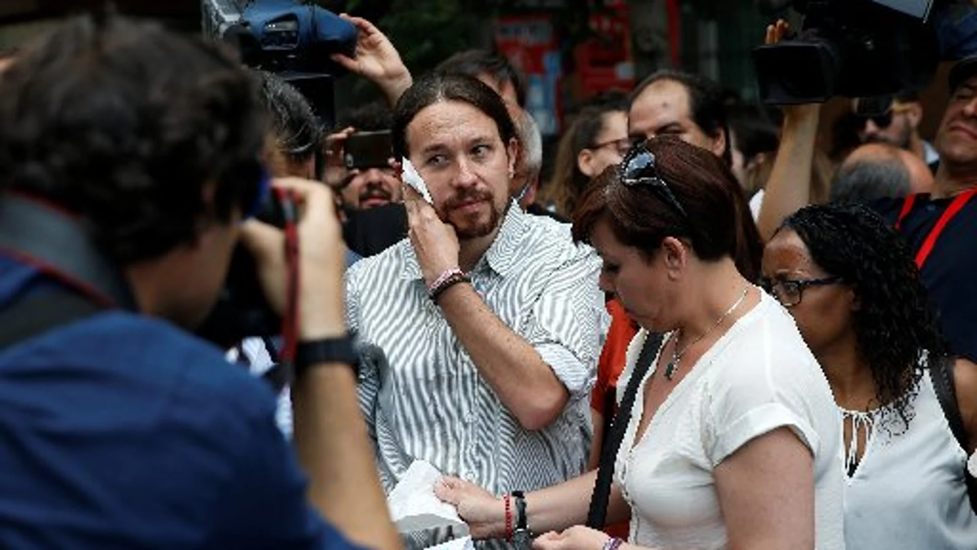 Pablo Iglesias limpiándose la cara tras ser golpeado por un huevo en la protesta de los taxistas