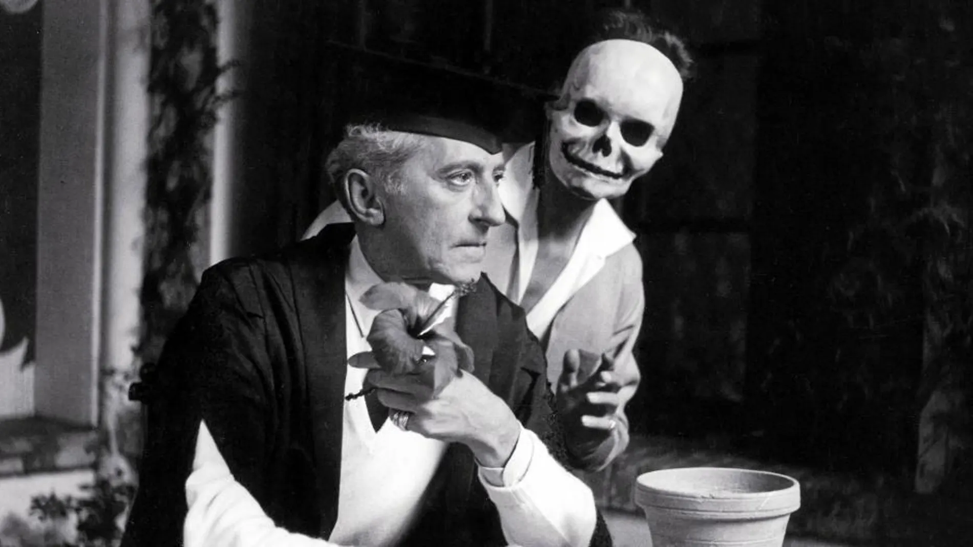 El artista Jean Cocteau durante el rodaje de «El testamento de Orfeo»