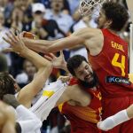 Pau Gasol y Nikola Mirotic pelean un balón frente a Alemania en el pasado Eurobasket
