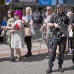 Policías escoltan a los que se dirigen con flores al lugar del atentado