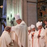 El anterior obispo de Palencia, Esteban Escudero impone las manos al nuevo prelado