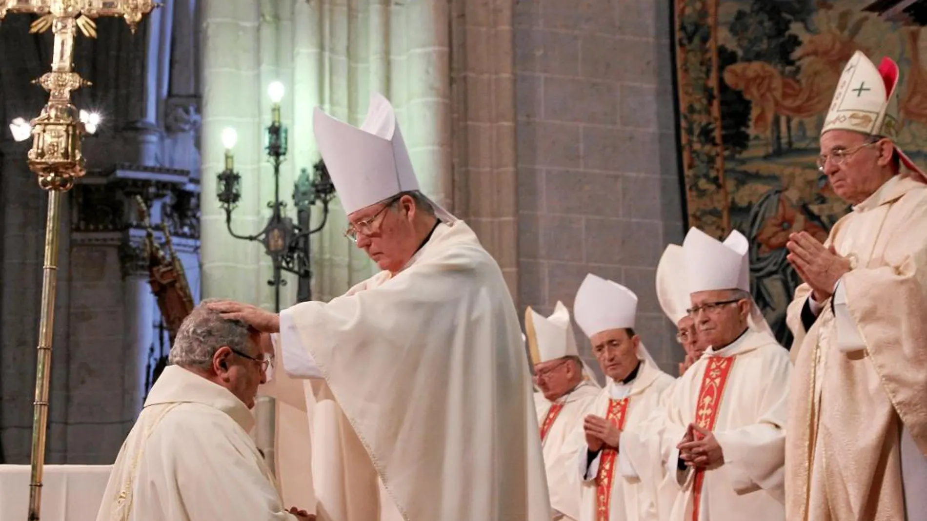 El anterior obispo de Palencia, Esteban Escudero impone las manos al nuevo prelado