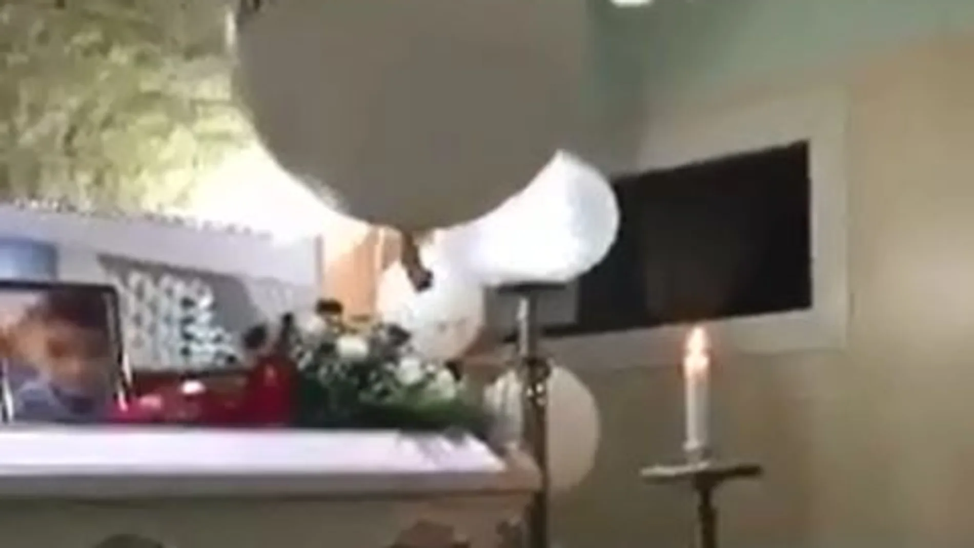 El «fantasma» de un niño aparece en su funeral para consolar a su madre