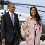 El presidente de EEUU, Barack Obama y su hija mayor, Malia Obama, bromean camino del Air Force One, el pasado 7 de abril