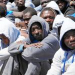 Un grupo de inmigrantes detenido ayer en las costas de Libia