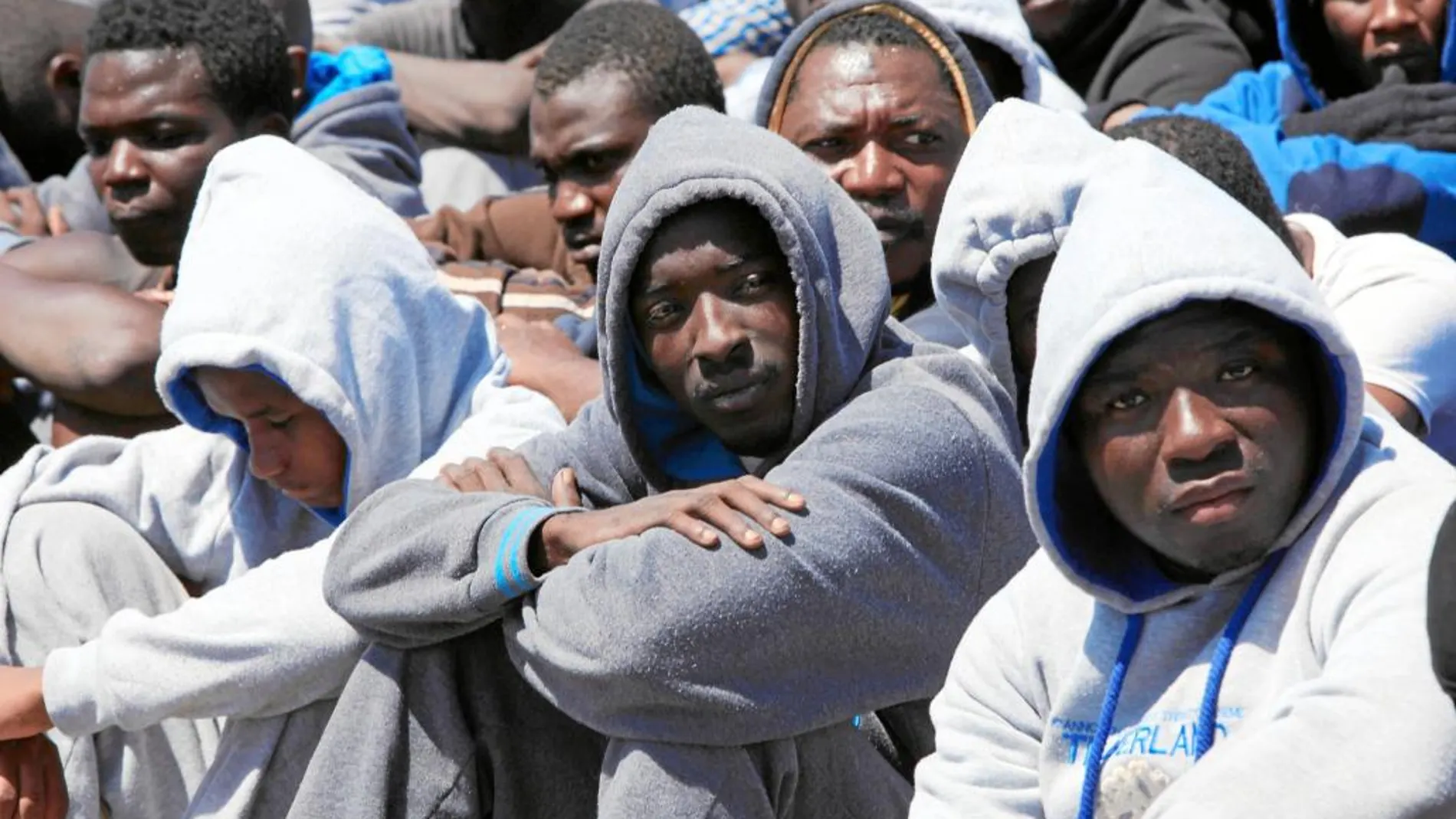 Un grupo de inmigrantes detenido ayer en las costas de Libia