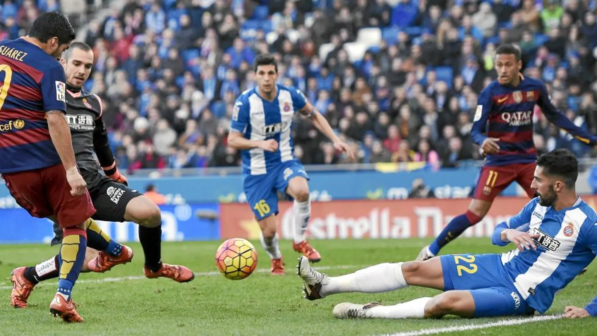 Luis Suárez mandó al poste la ocasión más clara del Barcelona. El uruguayo falló a puerta vacía cuando había hecho lo más difícil