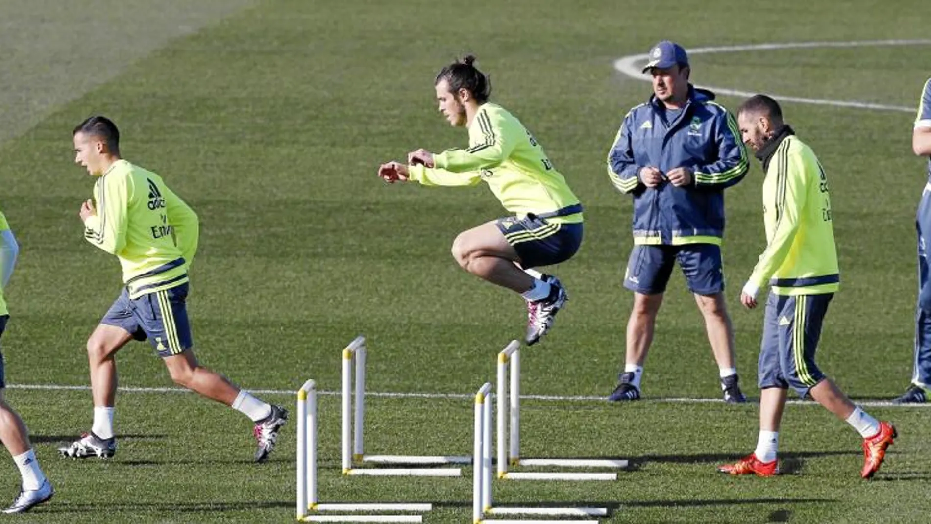 Modric, Lucas Vázquez, Bale y Benzema, en el entrenamiento de ayer, ante la atenta mirada de Rafa Benítez