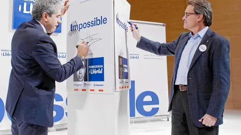 Mas firma ayer un cartel electoral junto a Homs en Gerona