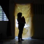 Un recién nacido afectado por las consecuencias del zika, en brazos de su madre
