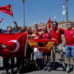 Aficionados españoles y turcos en la ciudad de Niza