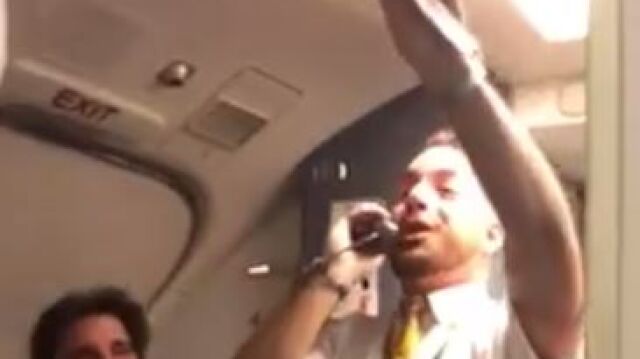 El azafato en pleno vuelo versionando «Despacito»
