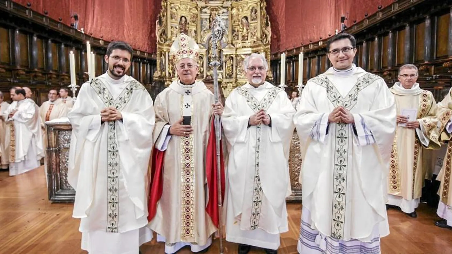 Wl cardenal arzobispo Ricardo Blázquez, junto a los tres nuevos sacerdotes, José Manuel González, Renato Alonso y Juan Argüello