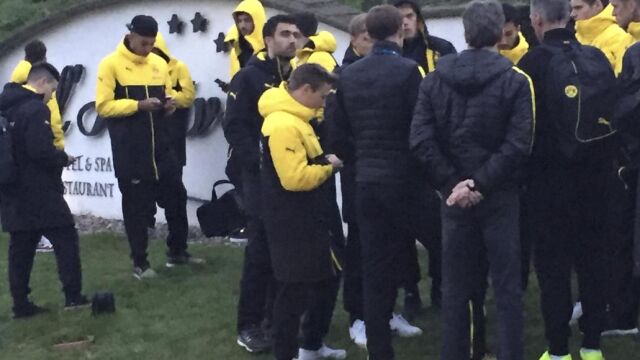 Los jugadores del Borussia tras bajarse del autobús