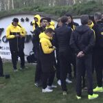 Los jugadores del Borussia tras bajarse del autobús