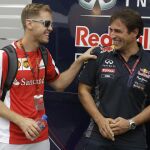 El piloto de Ferrari, Sebastian Vettel, bromea con un ex compañero de Red Bull, su antiguo equipo