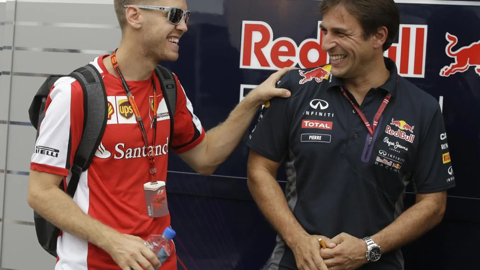 El piloto de Ferrari, Sebastian Vettel, bromea con un ex compañero de Red Bull, su antiguo equipo