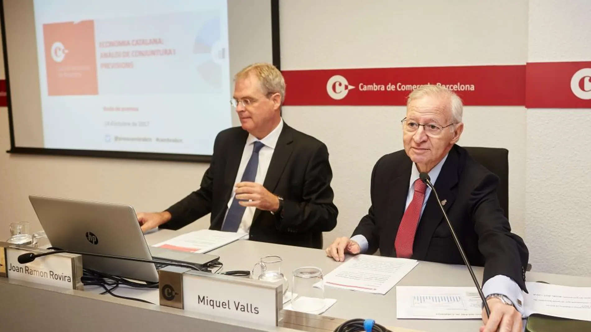 El presidente de la Cámara de Comercio de Barcelona, Miquel Valls (d), junto al responsable de estudios económicos de la entidad, Joan Ramon Rovira /Efe