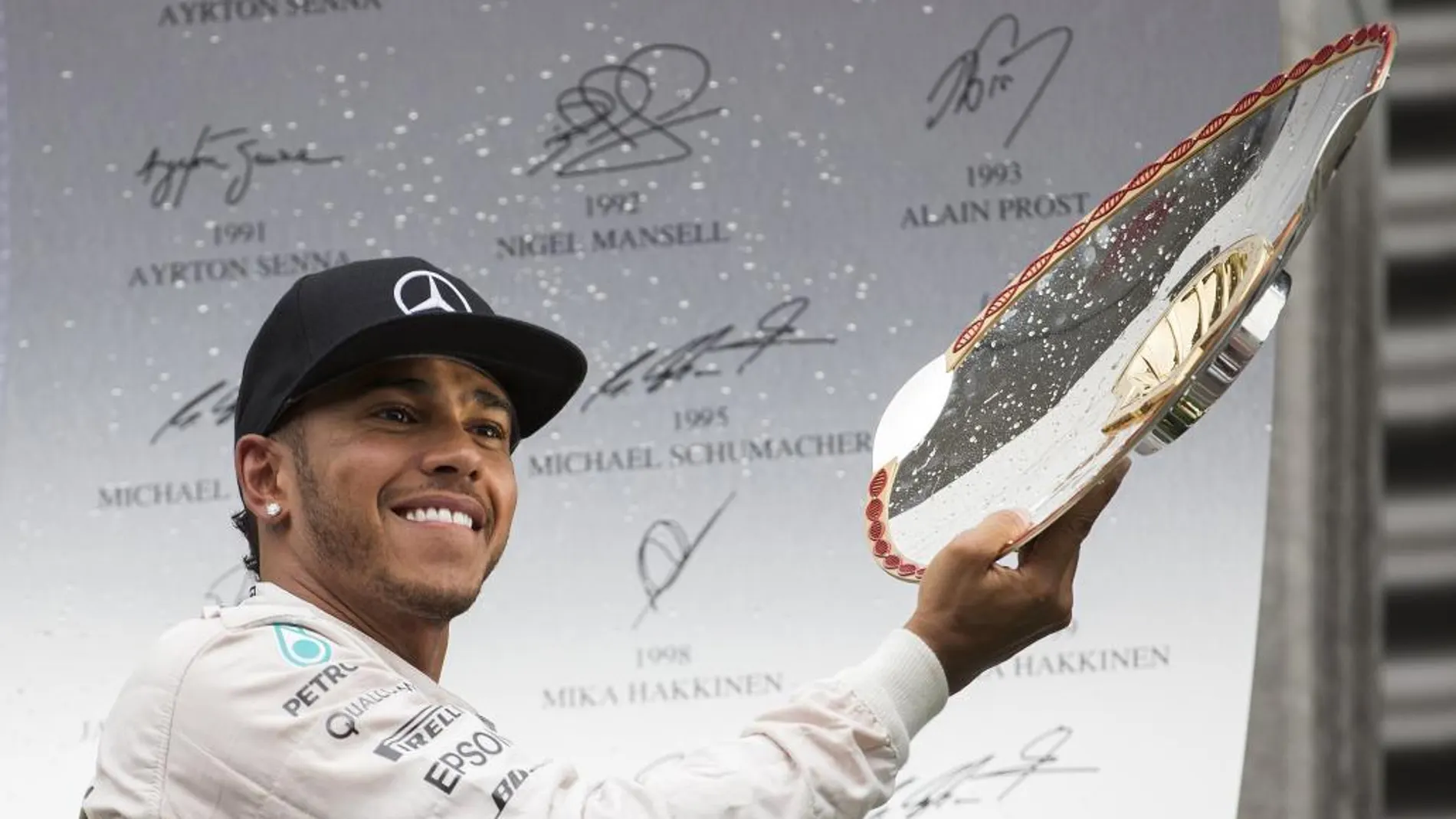 El piloto británico Lewis Hamilton (Mercedes) celebra su victoria en Spa
