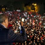 Erdogan, ayer, ante sus seguidores, tras ganar el referéndum de reforma constitucional