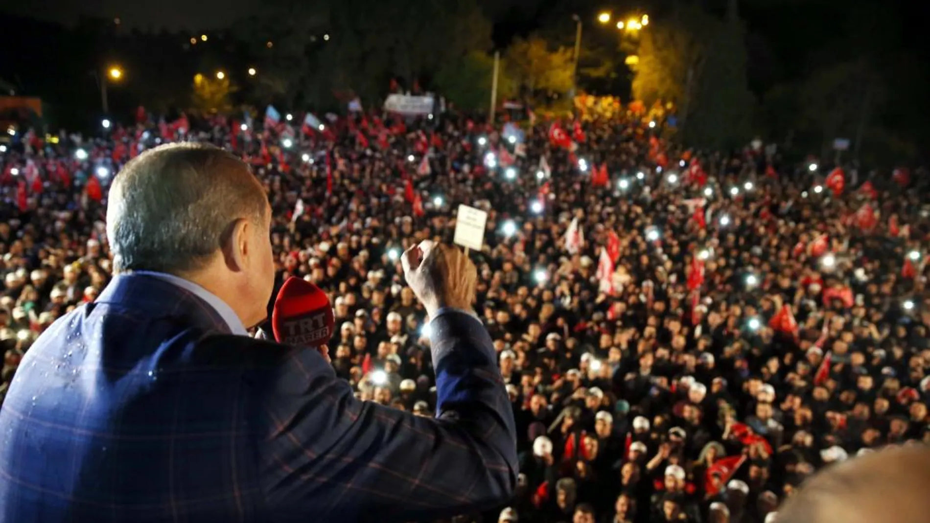 Erdogan, ayer, ante sus seguidores, tras ganar el referéndum de reforma constitucional