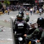 La Guardia Nacional Bolivariana dispersa a los manifestantes en Caracas.