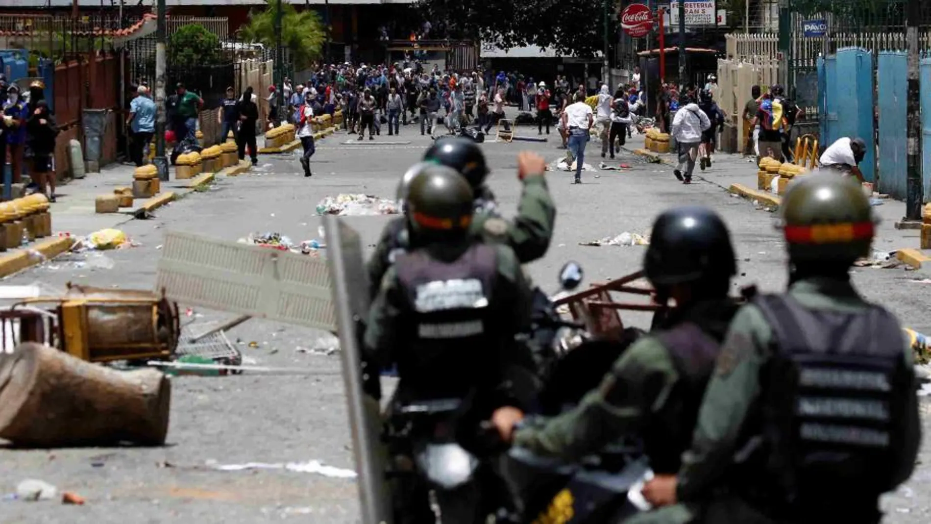 La Guardia Nacional Bolivariana dispersa a los manifestantes en Caracas.