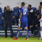 Mourinho da instrucciones a uno de sus jugadores durante el encuentro contra el Leicester City