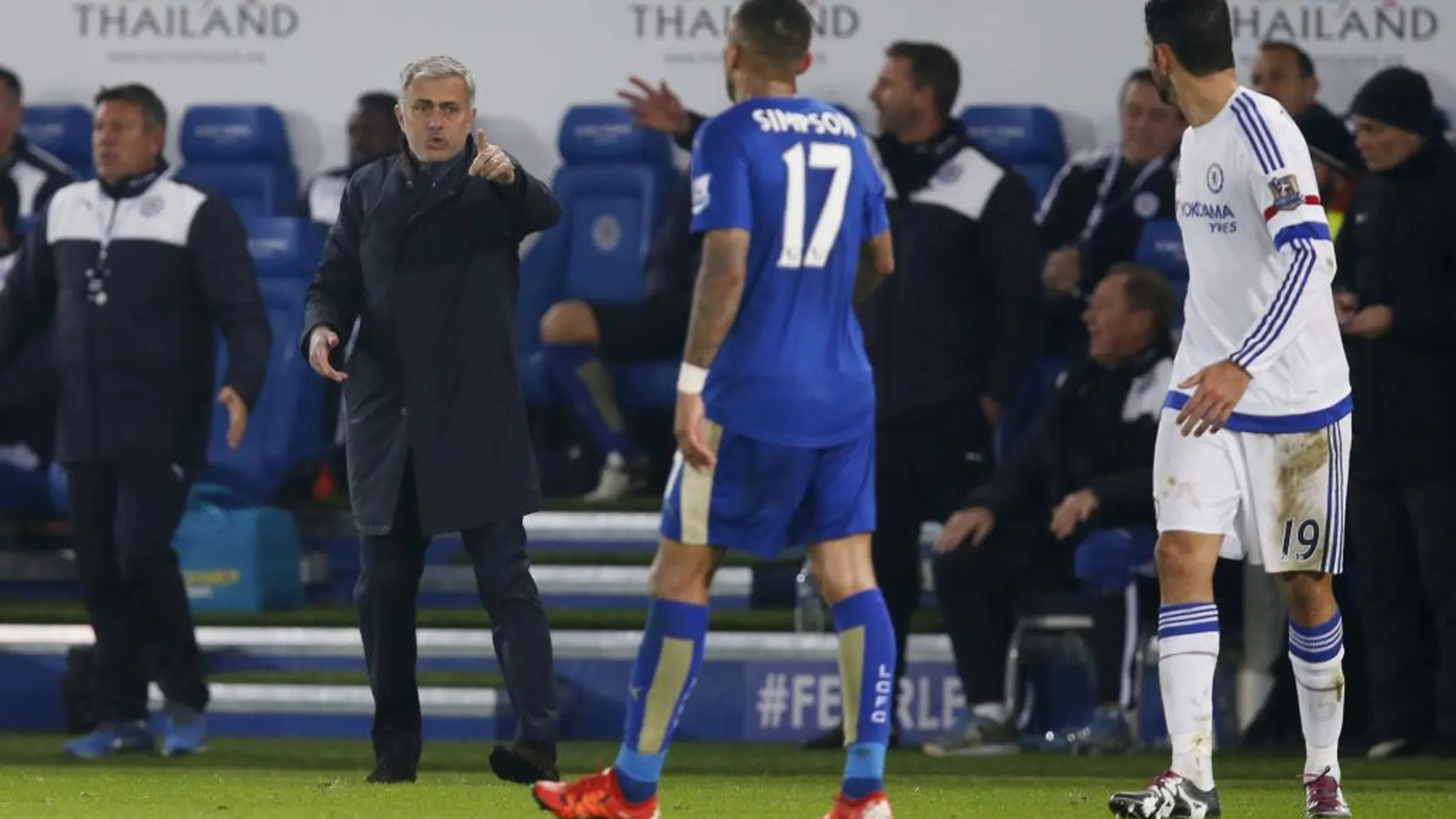Mourinho da instrucciones a uno de sus jugadores durante el encuentro contra el Leicester City