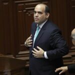 El primer ministro de Perú, Fernando Zavala (c), se prepara para dar un discurso en el hemiciclo del Congreso