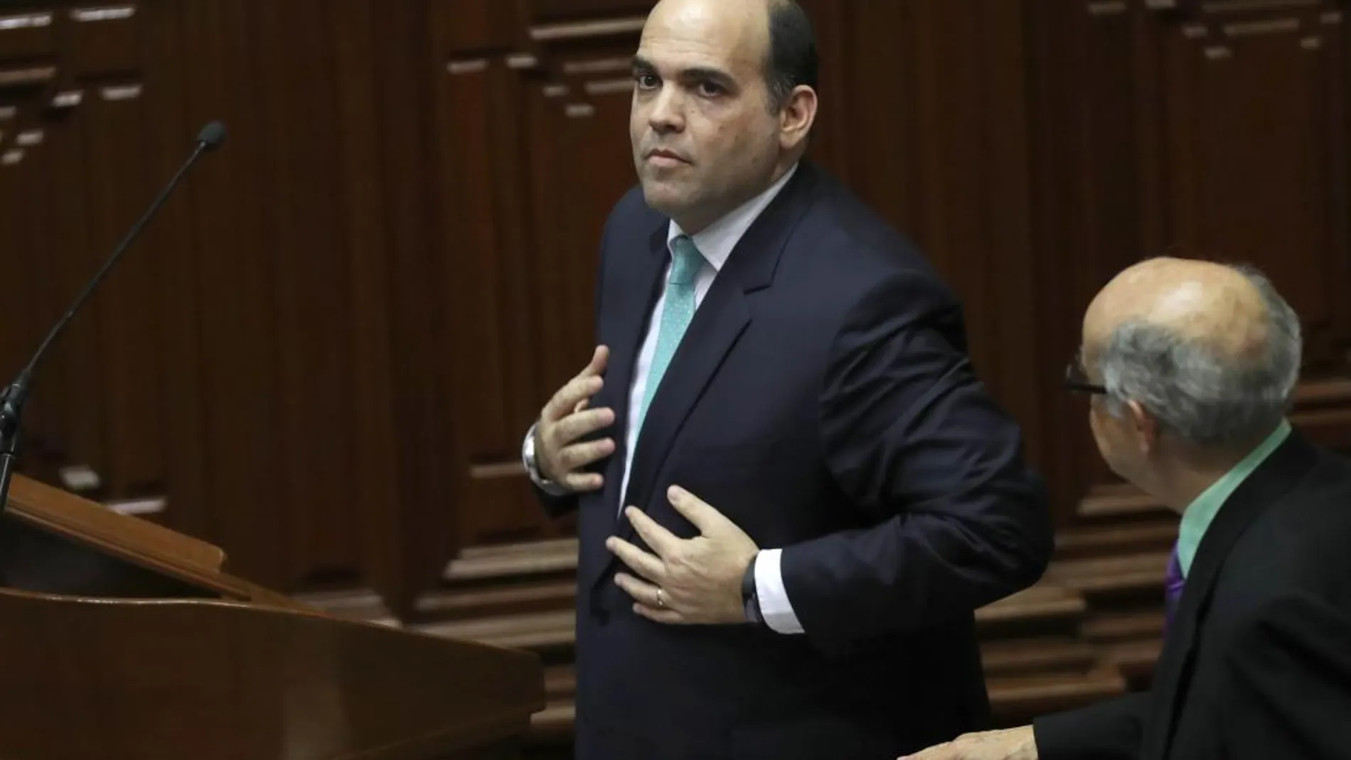 El primer ministro de Perú, Fernando Zavala (c), se prepara para dar un discurso en el hemiciclo del Congreso