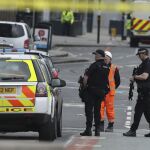 Policías patrullan los alrededores del Manchester Arena, horas después de que un terrorista suicida hizo explotar un artefacto de fabricación casera durante la celebración de un concierto de la cantante estadounidense Ariana Grande