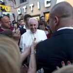 El Papa se ha parado a saludar a las personas que le esperaban en la puerta de la óptica